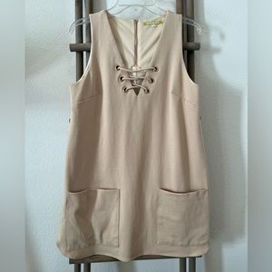 EUC Gianni Bini Dress, Adjustable Lace Up Neckline, POCKETS! Loose Fitting 🤩